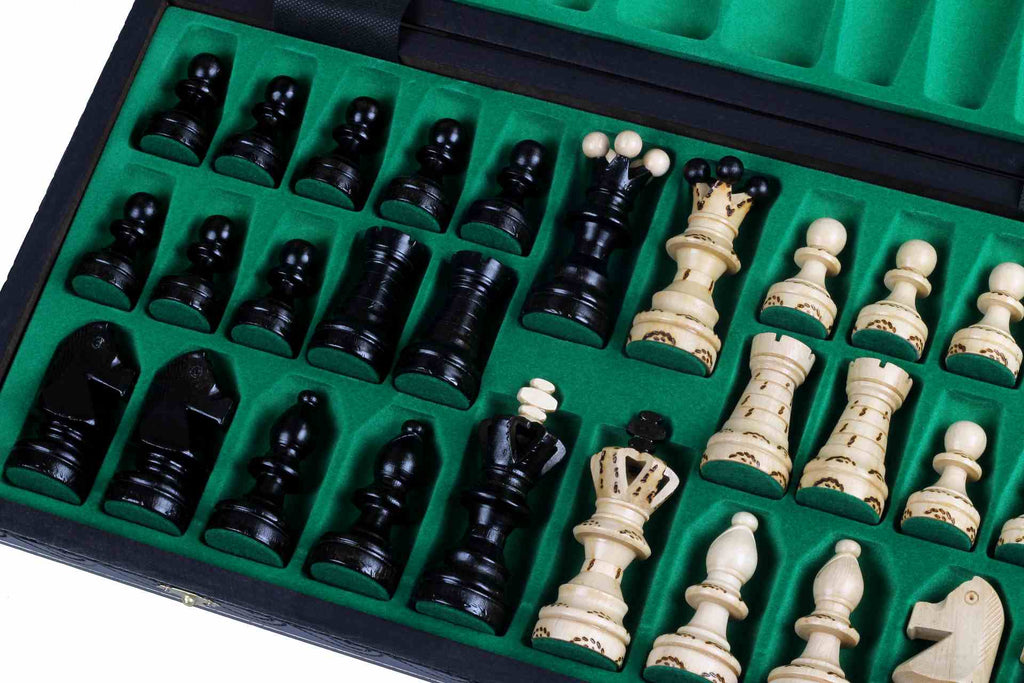Zestaw szachów Ambasador Black Deluxe z drewna z wypalaną intarsją – rozmiar nr 5,5